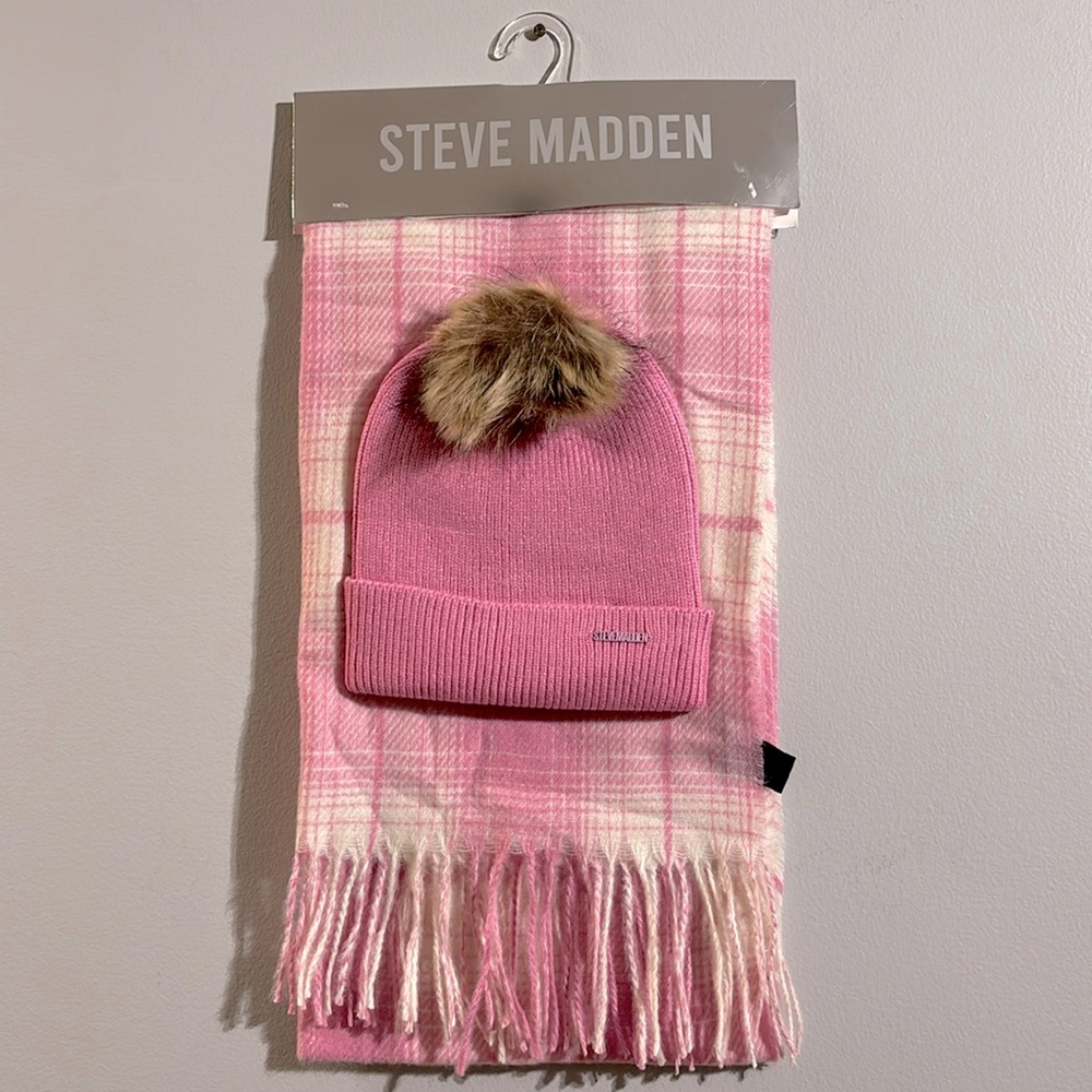 Cute pink hat & scarf 💓